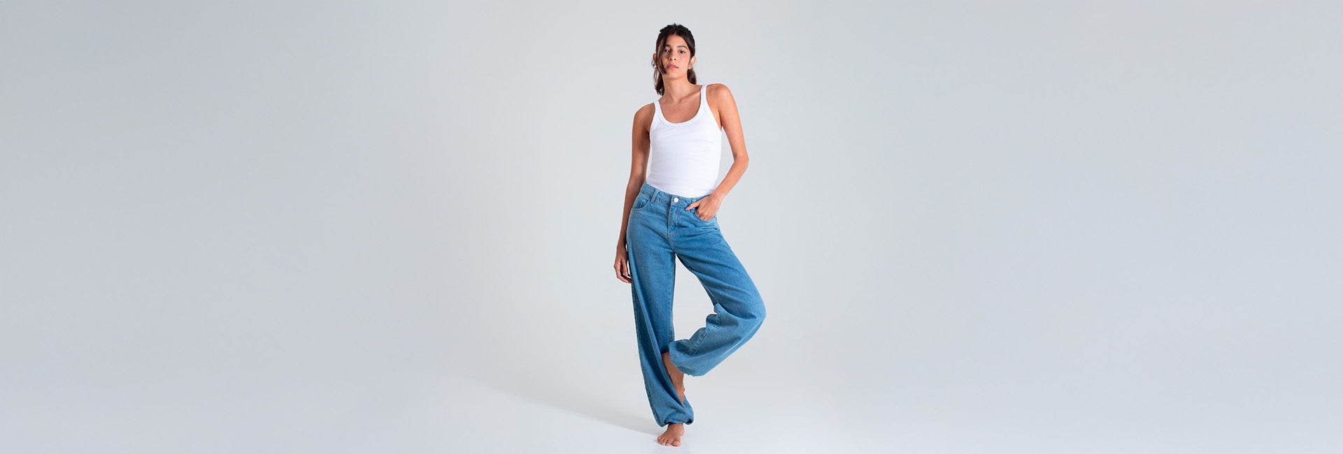 CALÇA JEANS BALONÊ: A PEÇA-CHAVE DO GUARDA-ROUPA CONTEMPORÂNEO